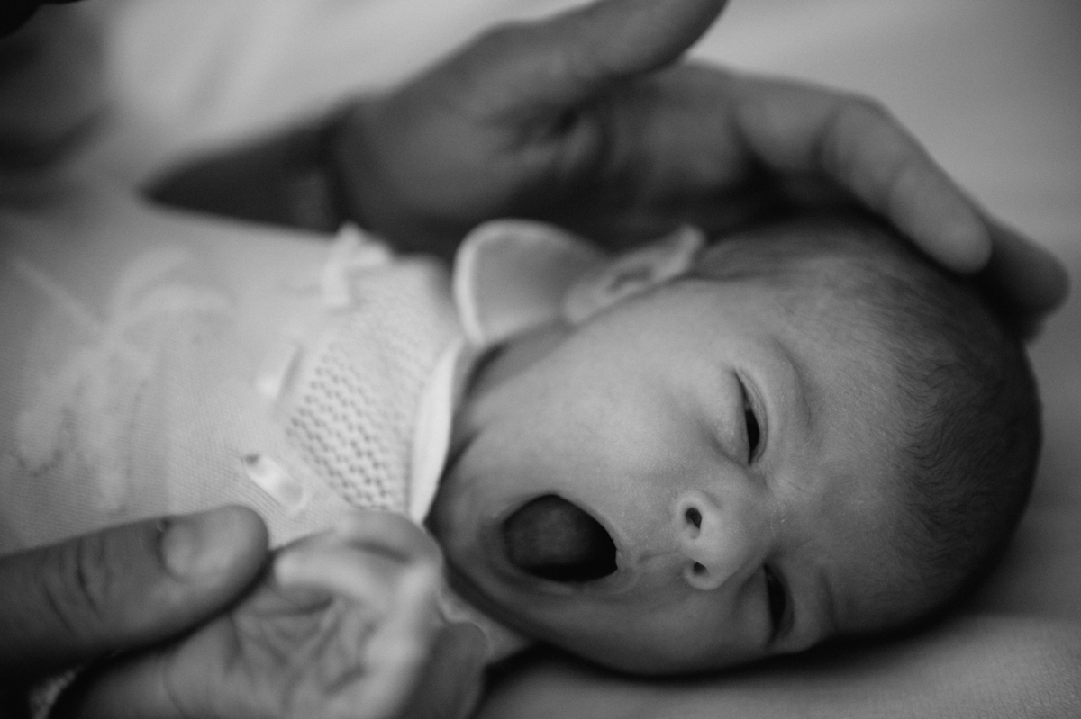 Streicheln, Baby, schwarzweiss, KathrinStahlPhotographer